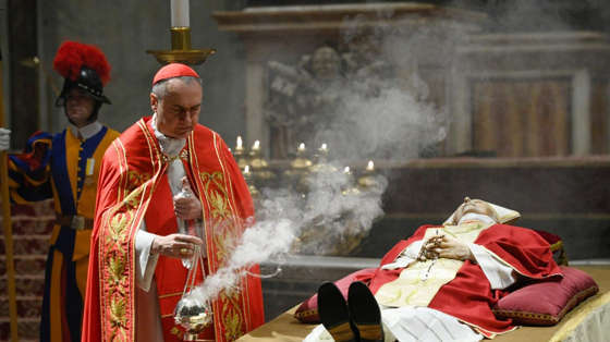 Pope_BenedictXVI_18-di-hai-duc-bien-duc-duoc-dat-trong-den-tho-thanh-phero