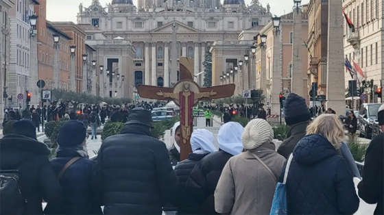 co-bao-nhieu-nguoi-hanh-huong-da-di-qua-cua-thanh-tai-vatican-con-so-se-khien-ban-bat-ngo
