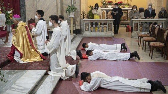 tong-truong-bo-giao-si-phong-chuc-linh-muc-pho-te-nguoi-viet-tai-roma
