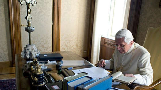 di-san-cua-duc-benedicto-xvi-than-hoc-tu-trong-logos