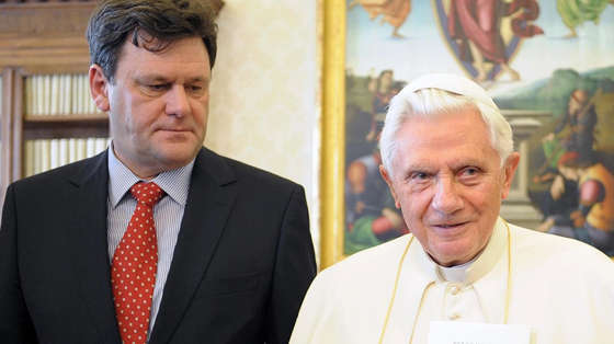 nha-bao-peter-seewald-duc-benedicto-xvi-la-mot-vi-thanh