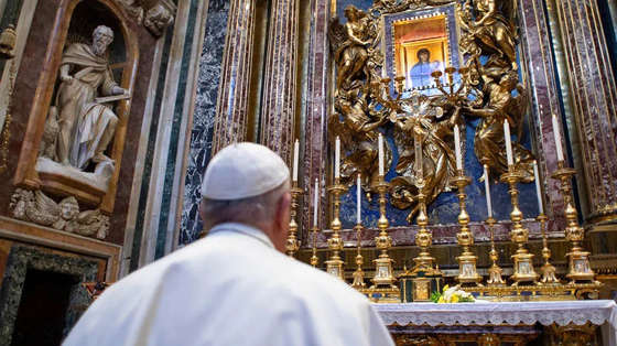 Pope-Francis-praying-y-cau-nguyen-cua-duc-thanh-cha-trong-nam-2024