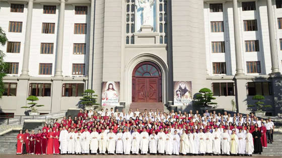 dai-le-kinh-thanh-giao-hoang-gio-an-phao-lo-ii--quan-thay-cong-doan-long-chua-thuong-xot-giao-phan-thai-binh-be-mac-hoi-nghi-cong-doan-lctx-lien-giao-phan-lan-viii