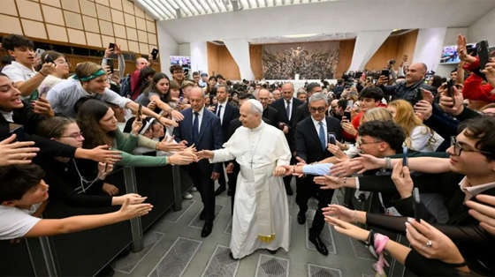 leo-XIV-duc-thanh-cha-tiep-cac-sinh-vien-tham-du-ngay-nam-thanh-gioi-giao-duc